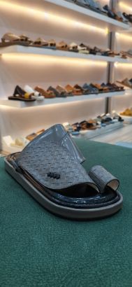 Picture of حذاء شرقي نقش  تمساح ارضيه ملبس مريح ومانع الانزلاق